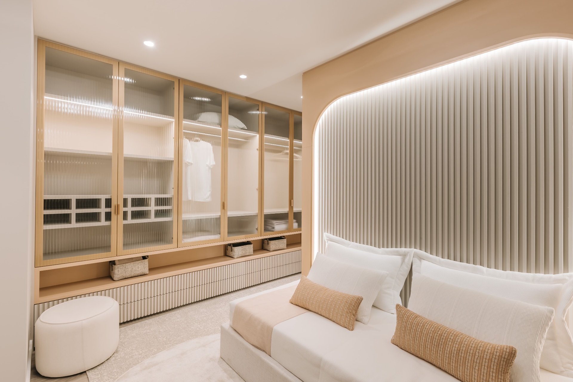 Closet amplo com luz natural