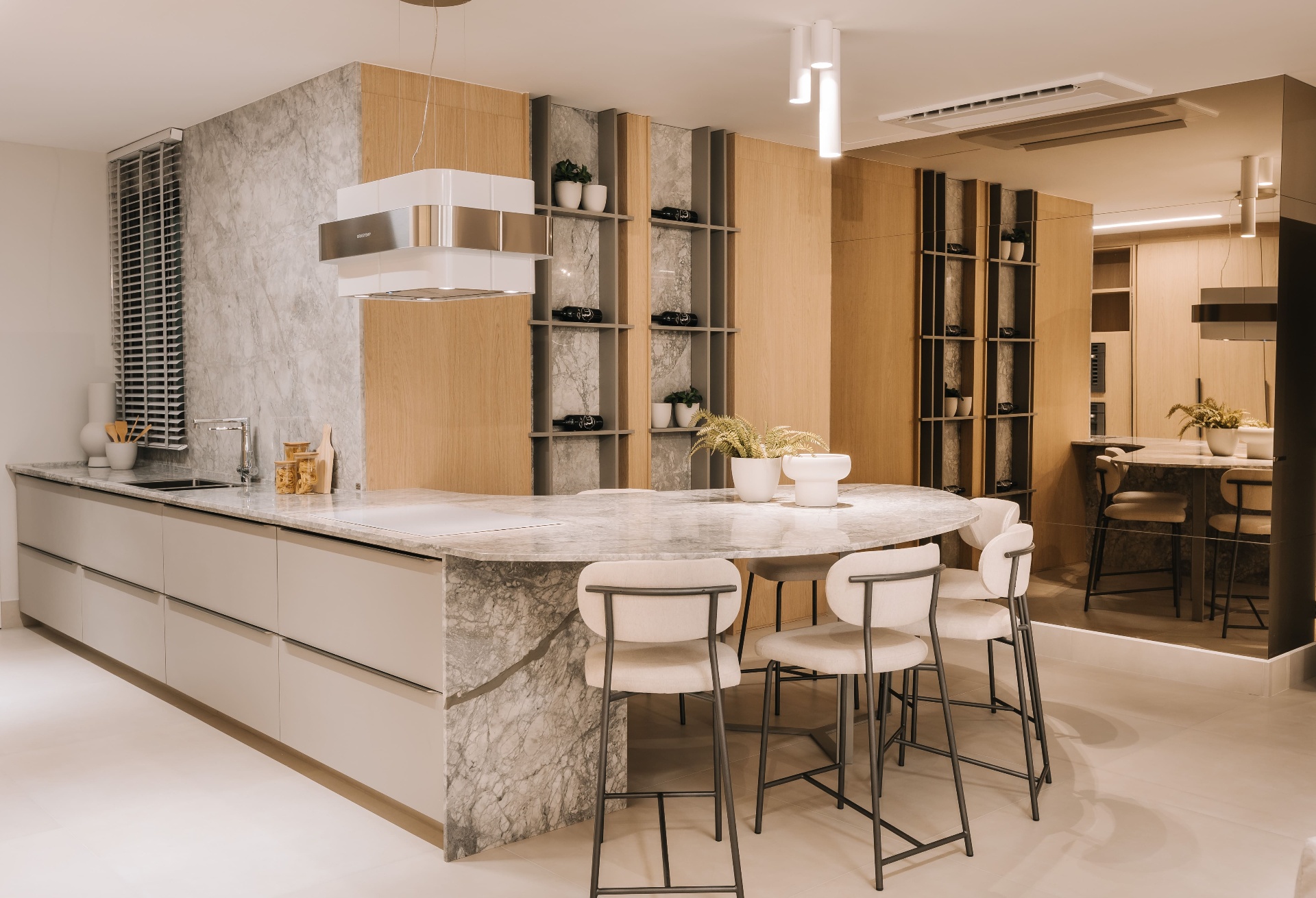 Cozinha em mármore e madeira